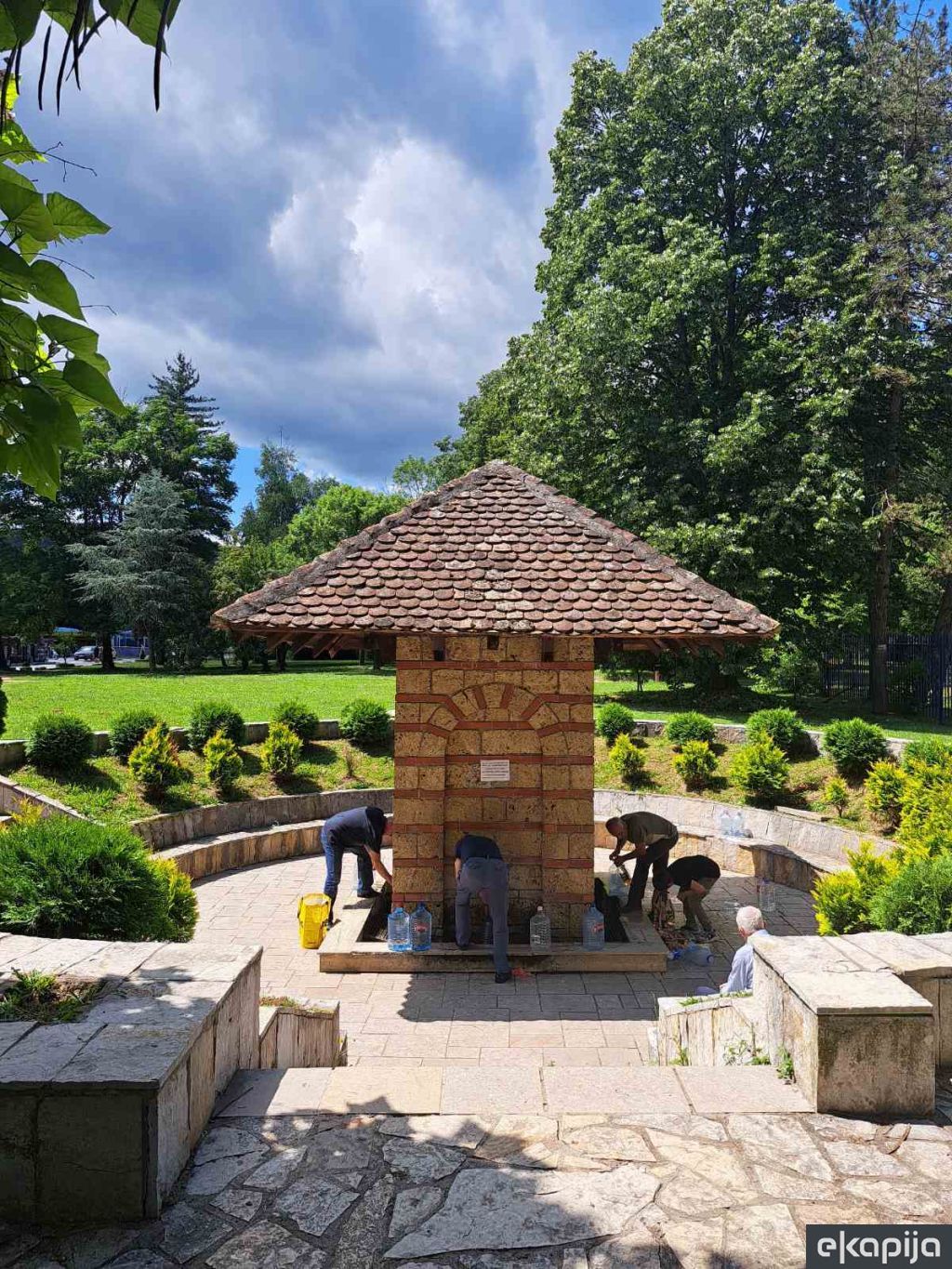 Banjski park i česma termalne vode Banja Vrujci