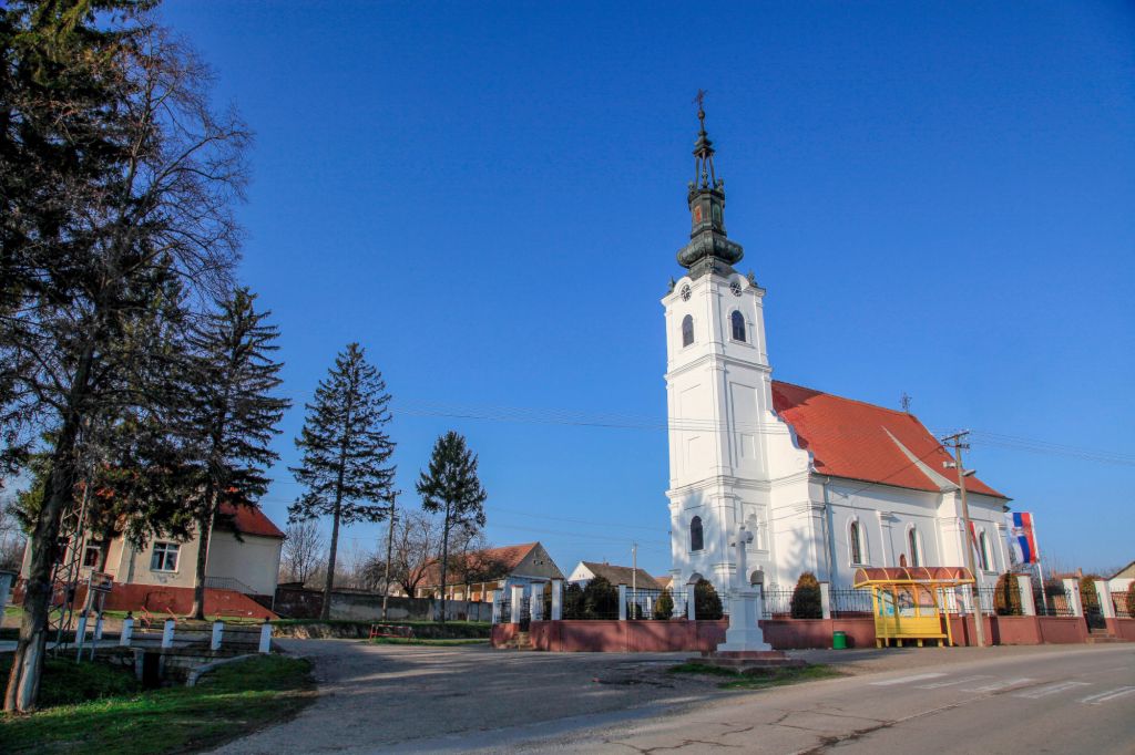 Crkva Svetih Petra i Pavla Berkasovo kod Šida