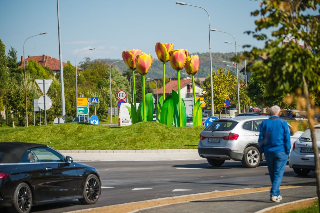 Kružni tok i skulptura Tulipani Banjaluka