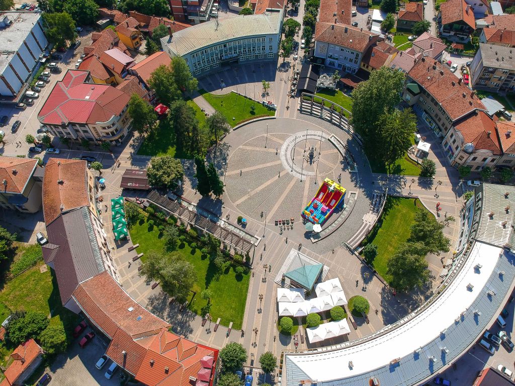 Trg slobode i spomenik palim borcima za oslobođenje i ujedinjenje Požega
