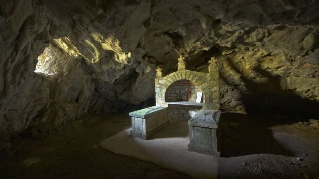 Manastir i pećina Kađenica u Ovčarsko Kablarskoj klisuri