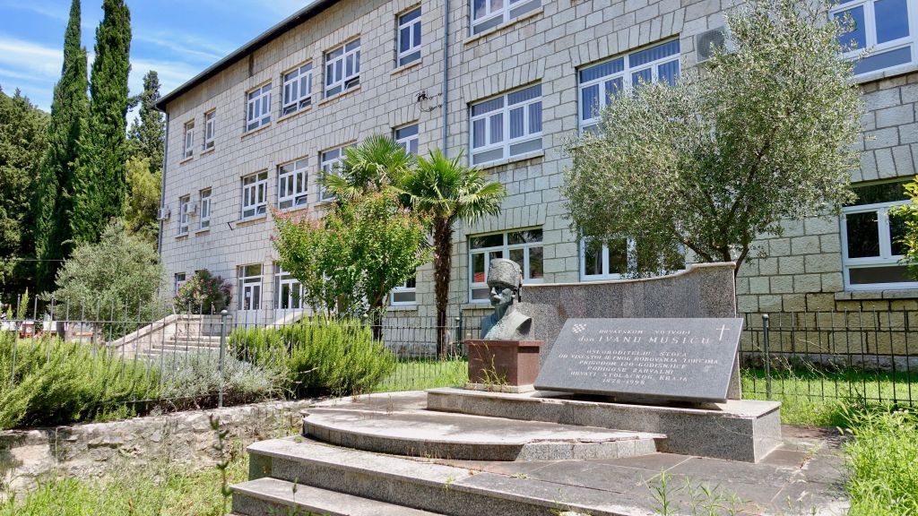 Prva osnovna škola i spomenik Don Ivanu Musiću Stolac