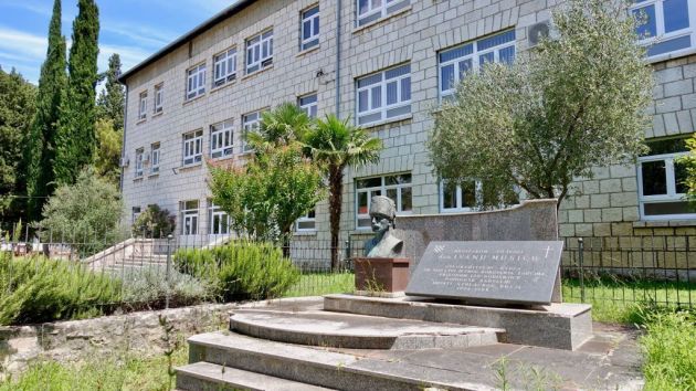 Prva osnovna škola i spomenik Don Ivanu Musiću Stolac