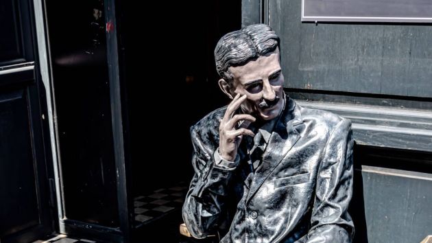 Skulptura Nikole Tesle Tesla pub Sarajevo