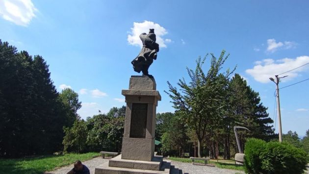 Spomenik 1300 kaplara na Rajcu