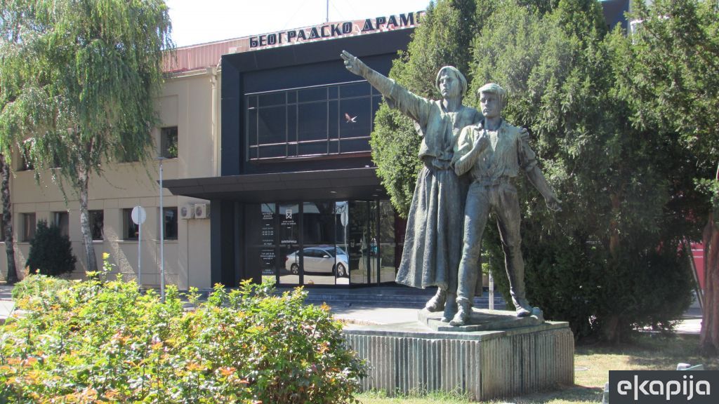Spomenik i park kod Beogradskog dramskog pozorišta
