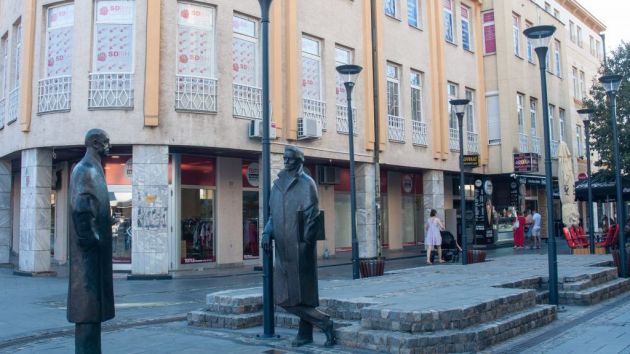 Kipovi slavnih Tuzlaka Ismeta Mujezinovića i Meše Selimovića Tuzla