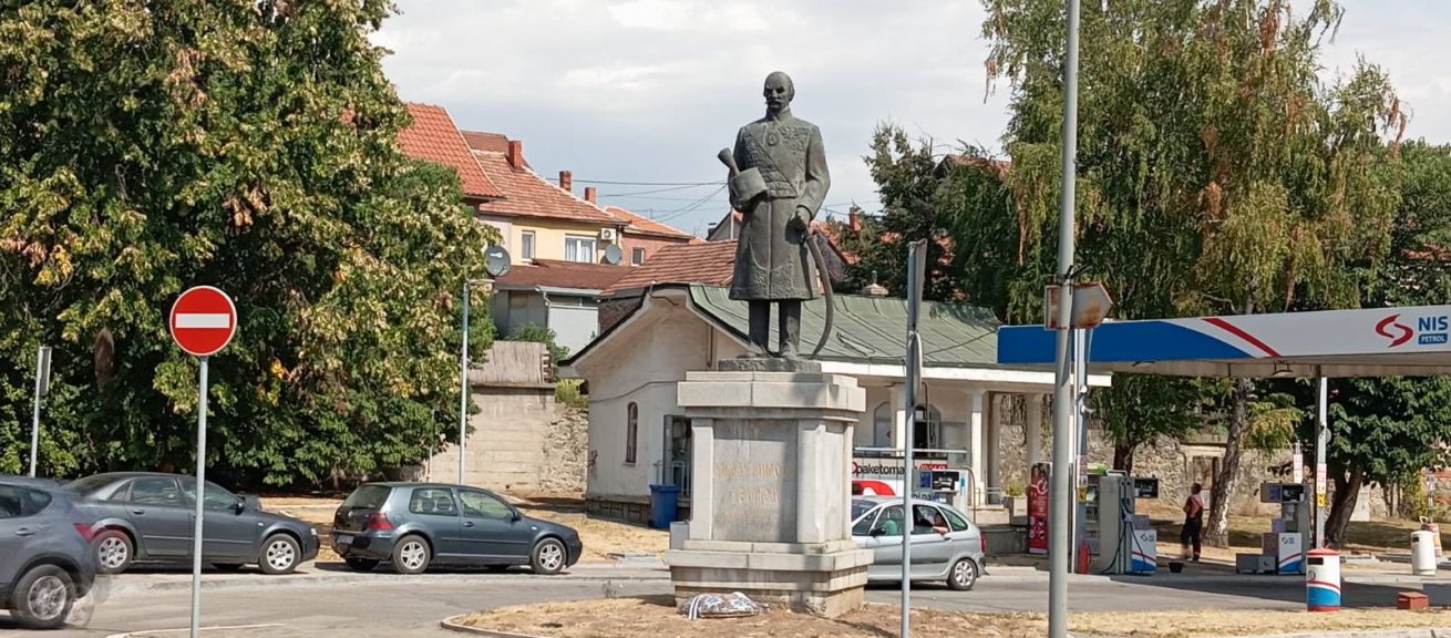 Stari spomenik Knjaz Milošu Aranđelovac