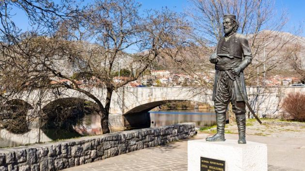 Spomenik Luki Vukaloviću Trebinje