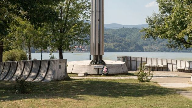 Spomenik palim borcima u Drugom svetskom ratu Donji MIlanovac