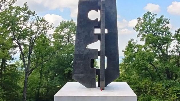Spomenik sovjetskim ratnim veteranima na Avali