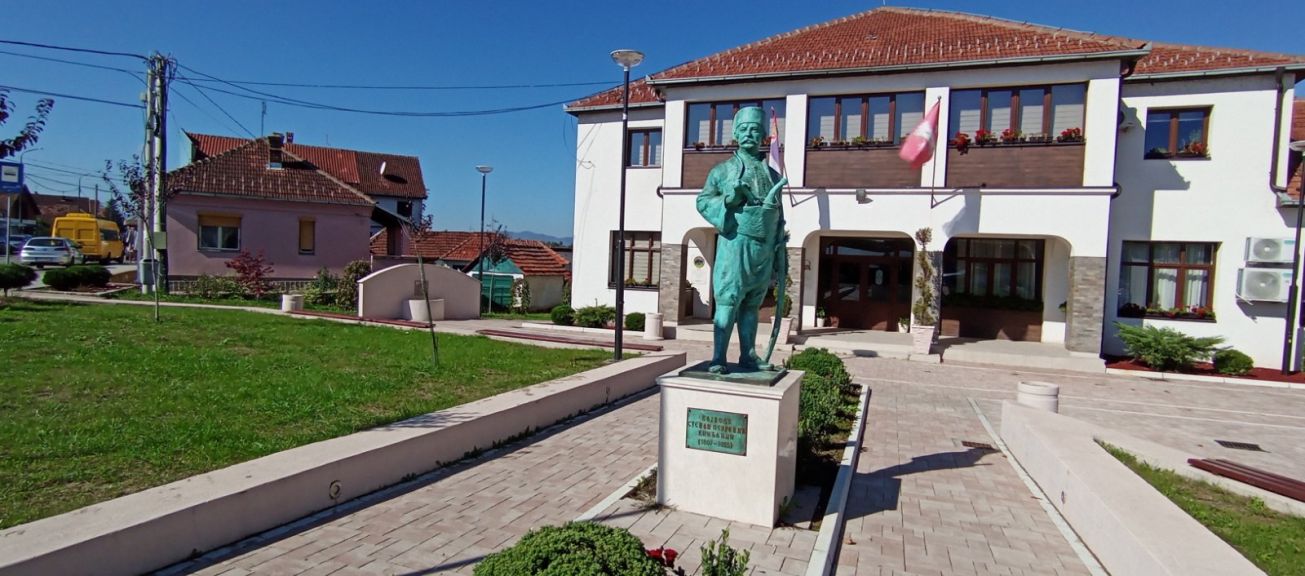 Spomenik Vojvodi Knićaninu u Kniću