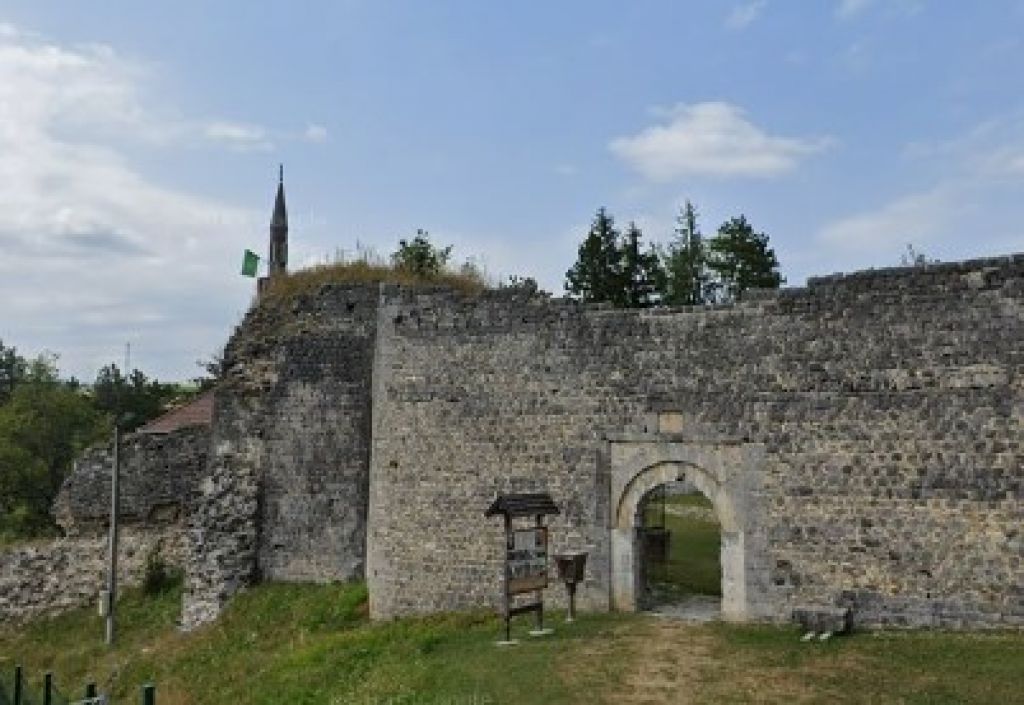 Stari grad Bijela Stijena Cazin