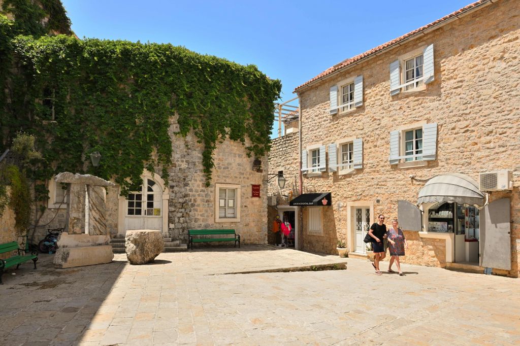 Trg pjesnika Budva