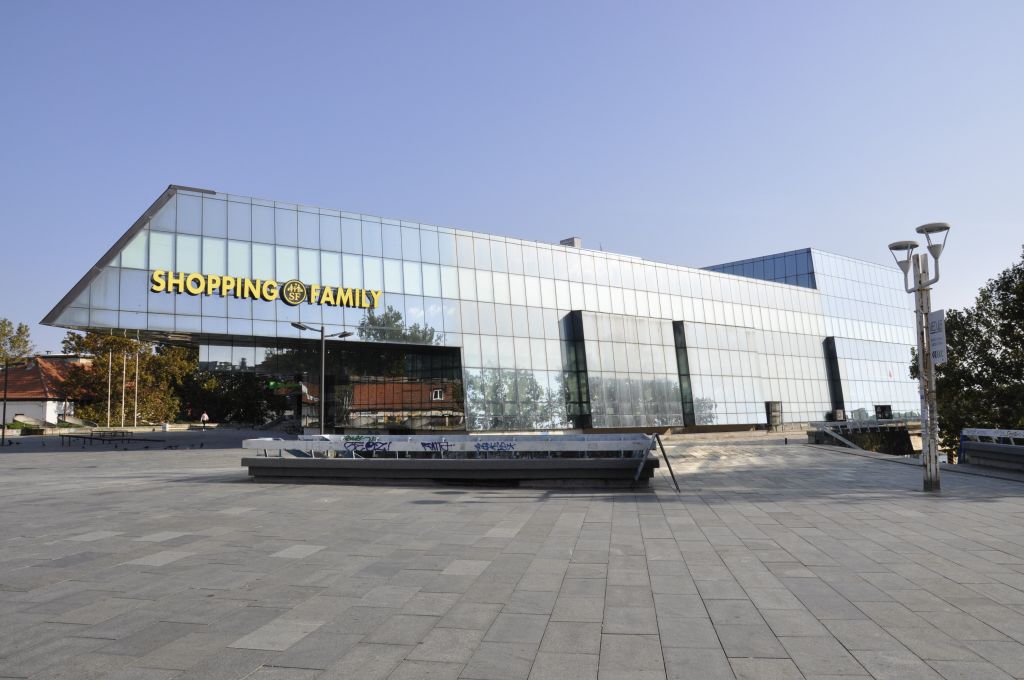 Robna kuća Shopping family Trg Zorana Đinđića Zrenjanin