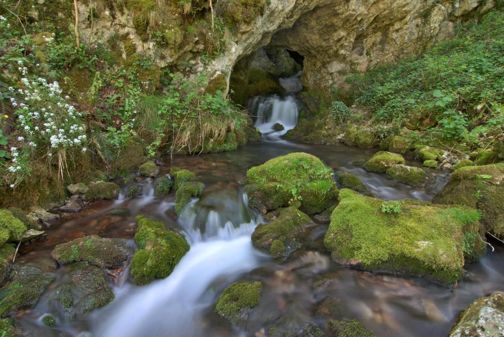 Vodena pećina kanjon reke Penjice Arilje